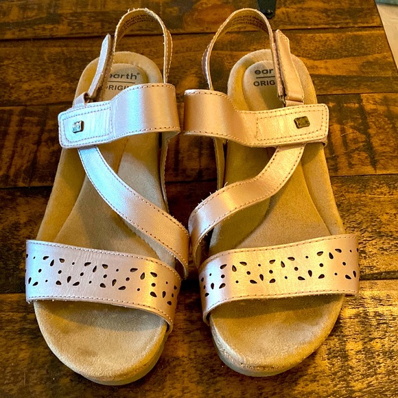 Earth | Shoes | Earth Brand Rose Gold Sandals Size 8 Excellent Condition  Never Worn | Poshmark